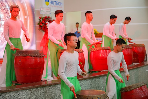 The sound of the opening drum heralds the official start to the 2020-2021 academic year as HUTECH gets ready for a new journey 191