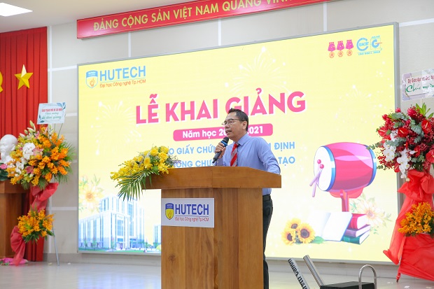The sound of the opening drum heralds the official start to the 2020-2021 academic year as HUTECH gets ready for a new journey 49
