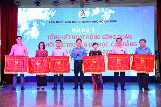 Công đoàn HUTECH vinh dự nhận Bằng khen của Tổng LĐLĐ Việt Nam và Cờ thi đua của LĐLĐ TP.HCM 40