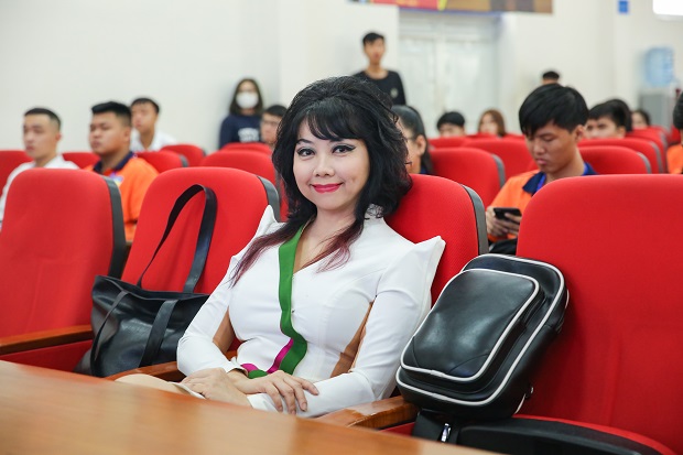 NTK Quỳnh Paris gặp gỡ tân sinh viên HUTECH truyền động lực học tập và theo đuổi đam mê 15