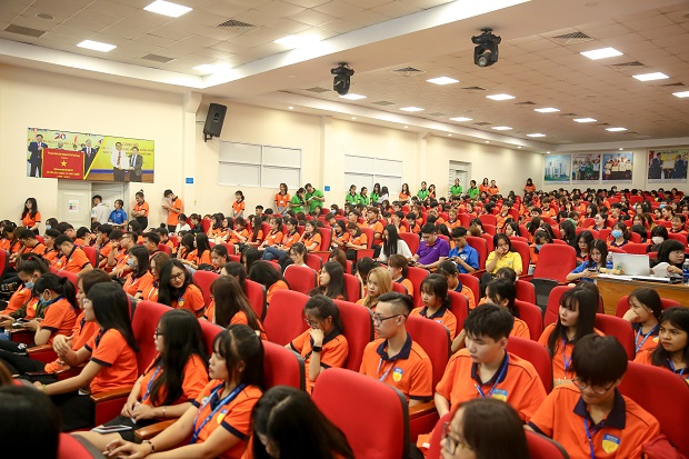 HUTECH Faculty of Finance and Commerce welcomes freshmen with meaningful gifts 122