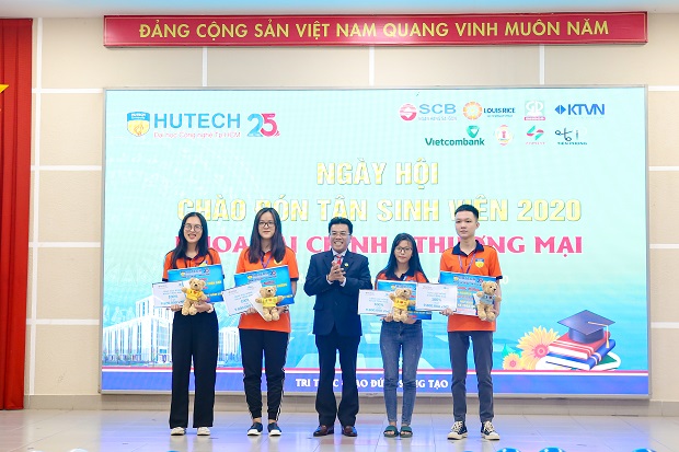 HUTECH Faculty of Finance and Commerce welcomes freshmen with meaningful gifts 56