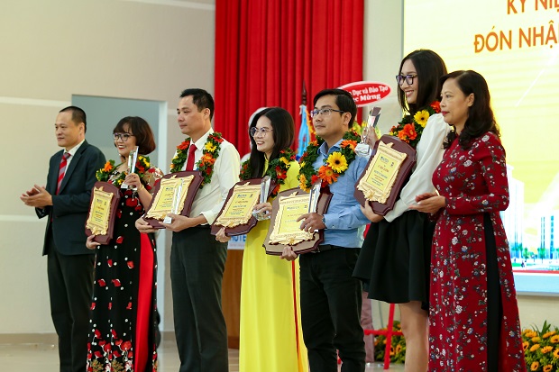 HUTECH tự hào đón nhận Huân chương Lao động hạng Nhất nhân dịp kỷ niệm 25 năm thành lập Trường 218