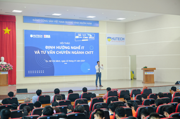Đại diện nhiều doanh nghiệp IT hàng đầu cùng định hướng nghề nghiệp cho sinh viên HUTECH 13