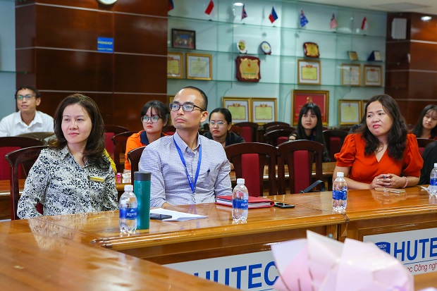 Sinh viên hứng thú với tọa đàm “Ngôn ngữ mạng ảnh hưởng đến khẩu ngữ tiếng Trung hiện nay” 23