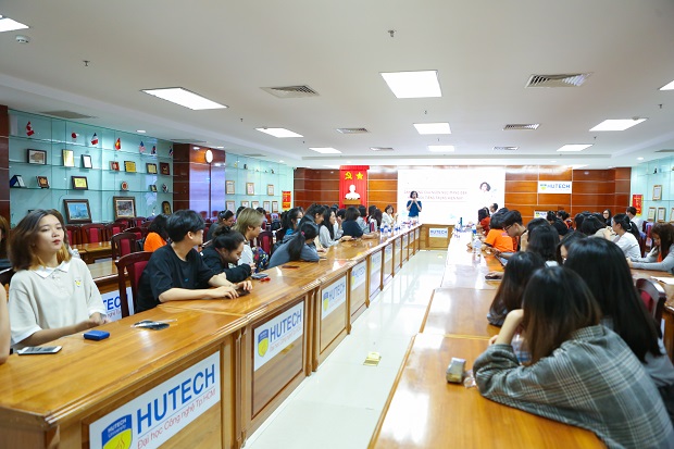 Sinh viên hứng thú với tọa đàm “Ngôn ngữ mạng ảnh hưởng đến khẩu ngữ tiếng Trung hiện nay” 32