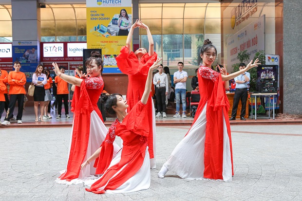 Sân trường HUTECH tiếp tục sôi động trong tuần lễ văn nghệ chào mừng ngày Nhà giáo Việt Nam 20/11 112