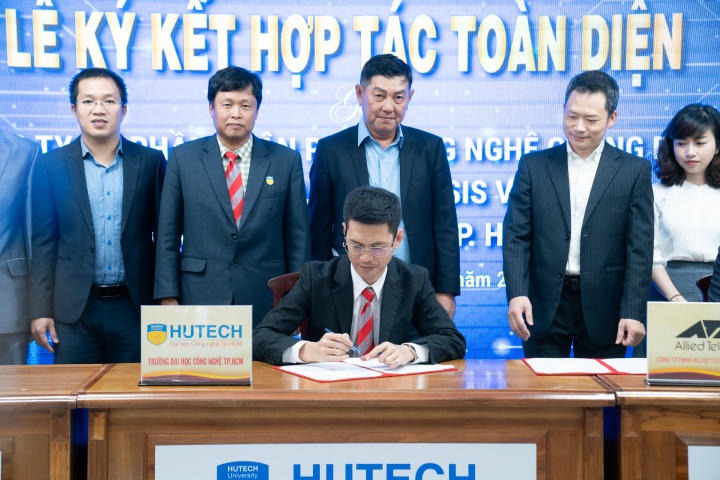 Đại diện ba bên đã thực hiện nghi thức ký kết, mở ra nhiều cơ hội cho sinh viên HUTECH 2