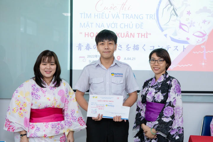 Sinh viên Khoa Nhật Bản học trổ tài "họa nét xuân thì" trên mặt nạ truyền thống xứ hoa anh đào 189