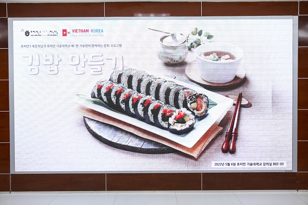 Sinh viên Viện Công nghệ Việt - Hàn (VKIT) trải nghiệm văn hóa ẩm thực Hàn Quốc với món ăn trứ danh Kimbap 12