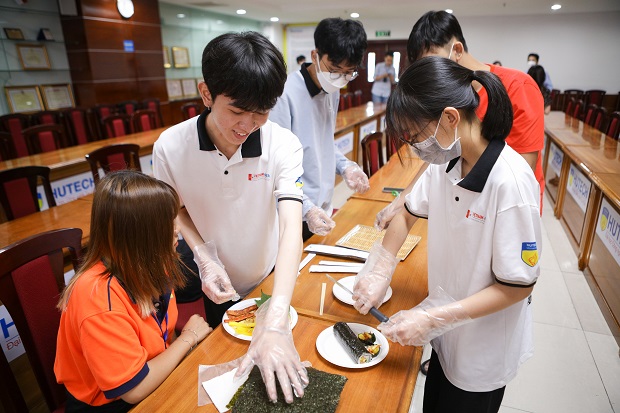 Sinh viên Viện Công nghệ Việt - Hàn (VKIT) trải nghiệm văn hóa ẩm thực Hàn Quốc với món ăn trứ danh Kimbap 89