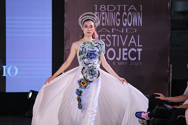 Enjoy the unique designs of HUTECH students at the "Evening Gown and Festival Project" 103