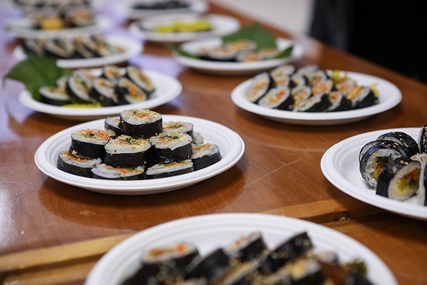 Sinh viên Viện Công nghệ Việt - Hàn (VKIT) trải nghiệm văn hóa ẩm thực Hàn Quốc với món ăn trứ danh Kimbap 128