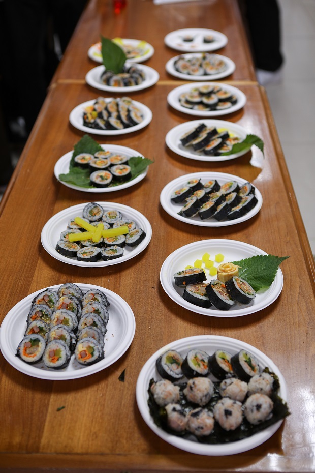 Sinh viên Viện Công nghệ Việt - Hàn (VKIT) trải nghiệm văn hóa ẩm thực Hàn Quốc với món ăn trứ danh Kimbap 123