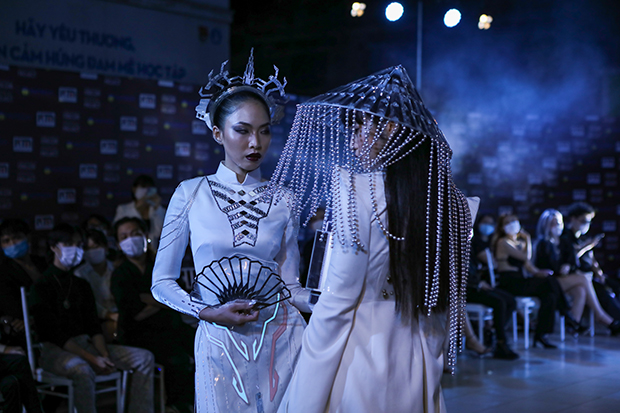 Enjoy the unique designs of HUTECH students at the "Evening Gown and Festival Project" 59