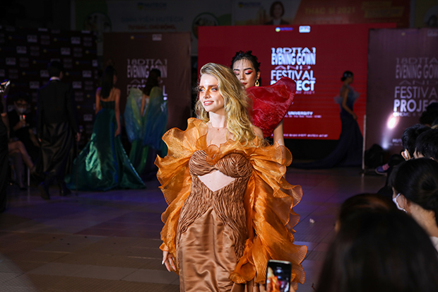 Enjoy the unique designs of HUTECH students at the "Evening Gown and Festival Project" 241