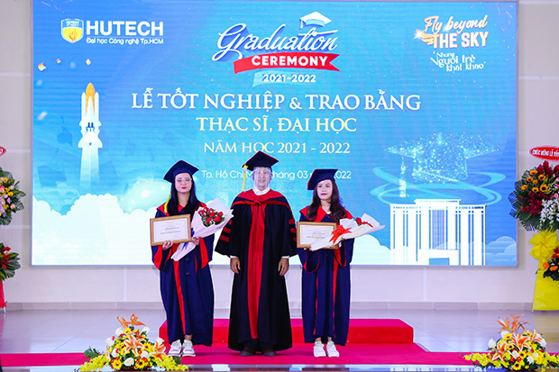 Các Tân Thạc sĩ, Cử nhân, Kỹ sư, Kiến trúc sư, Dược sĩ HUTECH rộn ràng tốt nghiệp 78