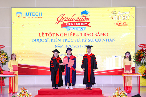 Các Tân Thạc sĩ, Cử nhân, Kỹ sư, Kiến trúc sư, Dược sĩ HUTECH rộn ràng tốt nghiệp 135