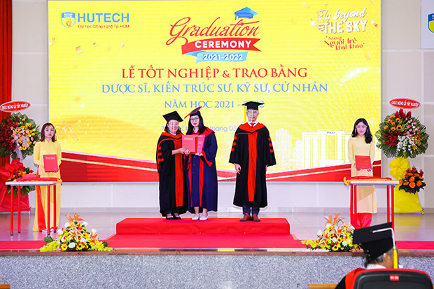 Các Tân Thạc sĩ, Cử nhân, Kỹ sư, Kiến trúc sư, Dược sĩ HUTECH rộn ràng tốt nghiệp 132