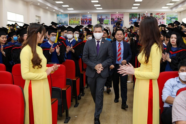 Trang trọng lễ tốt nghiệp của Tân Thạc sĩ, Cử nhân, Kỹ sư chương trình hợp tác quốc tế và Đại học chuẩn Quốc tế 170