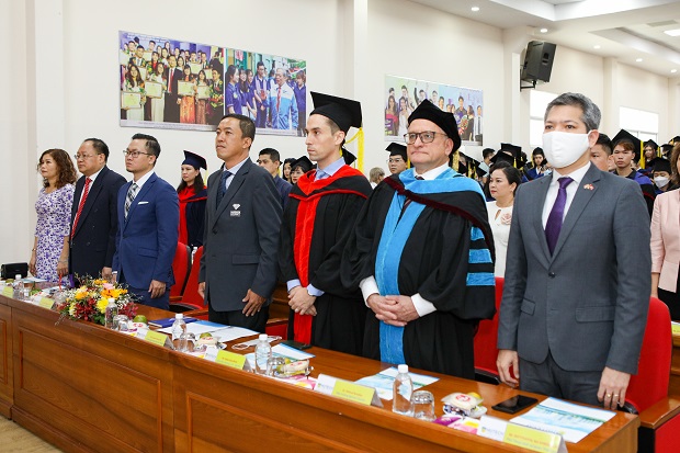 Trang trọng lễ tốt nghiệp của Tân Thạc sĩ, Cử nhân, Kỹ sư chương trình hợp tác quốc tế và Đại học chuẩn Quốc tế 185