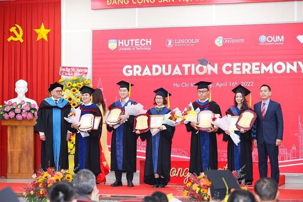 Trang trọng lễ tốt nghiệp của Tân Thạc sĩ, Cử nhân, Kỹ sư chương trình hợp tác quốc tế và Đại học chuẩn Quốc tế