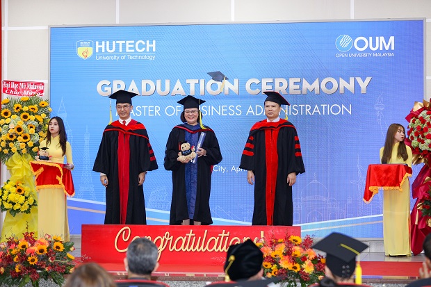 Trang trọng lễ tốt nghiệp của Tân Thạc sĩ, Cử nhân, Kỹ sư chương trình hợp tác quốc tế và Đại học chuẩn Quốc tế 137