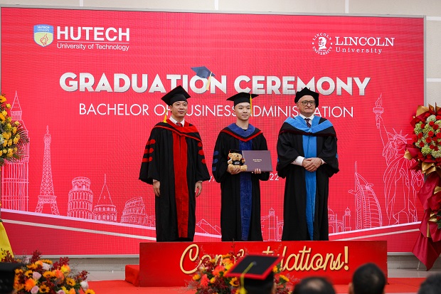 Trang trọng lễ tốt nghiệp của Tân Thạc sĩ, Cử nhân, Kỹ sư chương trình hợp tác quốc tế và Đại học chuẩn Quốc tế 143