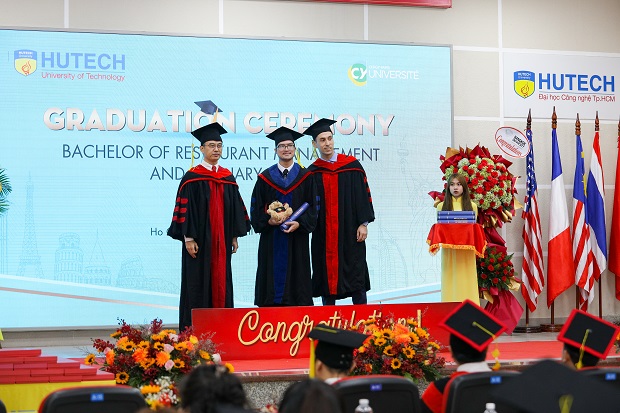 Trang trọng lễ tốt nghiệp của Tân Thạc sĩ, Cử nhân, Kỹ sư chương trình hợp tác quốc tế và Đại học chuẩn Quốc tế 212