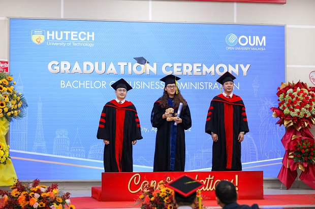 Trang trọng lễ tốt nghiệp của Tân Thạc sĩ, Cử nhân, Kỹ sư chương trình hợp tác quốc tế và Đại học chuẩn Quốc tế 215