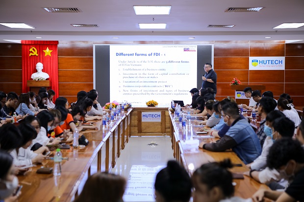 Sinh viên Khoa Luật HUTECH tìm hiểu “Đầu tư nước ngoài tại Việt Nam qua hoạt động mua bán, sáp nhập doanh nghiệp” 64