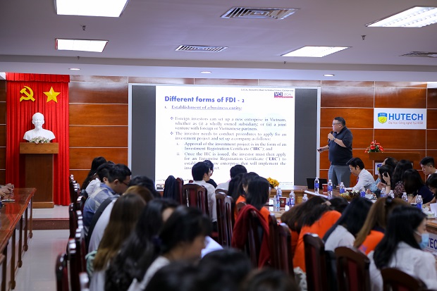Sinh viên Khoa Luật HUTECH tìm hiểu “Đầu tư nước ngoài tại Việt Nam qua hoạt động mua bán, sáp nhập doanh nghiệp” 37