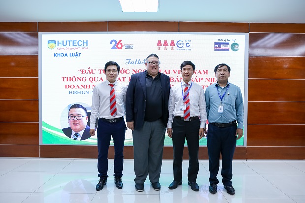 Sinh viên Khoa Luật HUTECH tìm hiểu “Đầu tư nước ngoài tại Việt Nam qua hoạt động mua bán, sáp nhập doanh nghiệp” 22