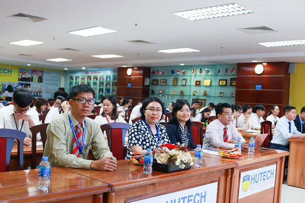 HUTECH students learn about the program "Sacombank Potential Interns 2020" 13