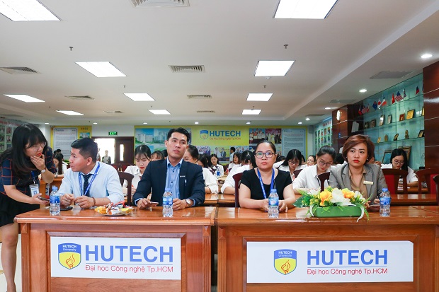 HUTECH students learn about the program "Sacombank Potential Interns 2020" 10