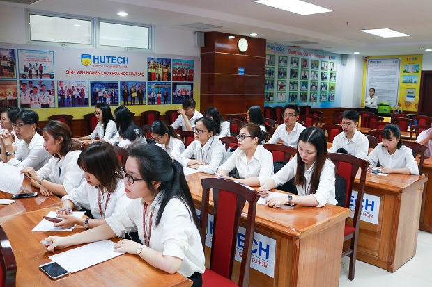 HUTECH students learn about the program "Sacombank Potential Interns 2020" 45