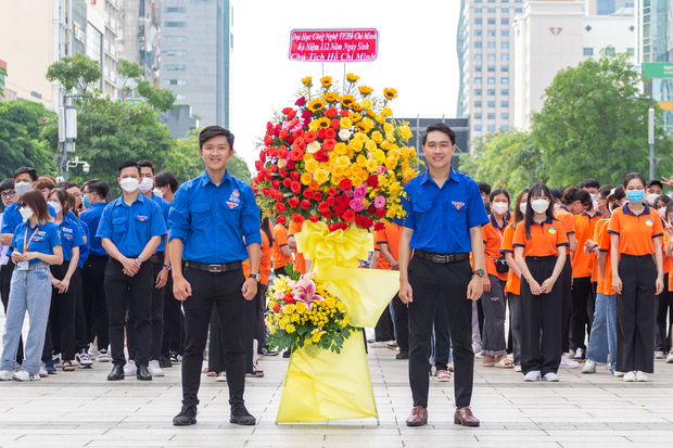 Đoàn Thanh niên HUTECH dâng hương, dâng hoa kỷ niệm 132 năm ngày sinh Chủ tịch Hồ Chí Minh 50