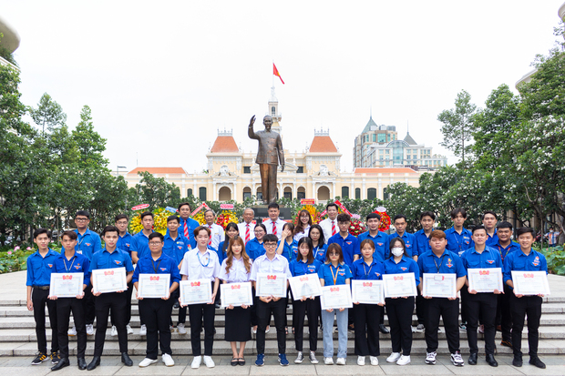 Đoàn Thanh niên HUTECH dâng hương, dâng hoa kỷ niệm 132 năm ngày sinh Chủ tịch Hồ Chí Minh 71