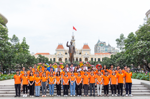 Đoàn Thanh niên HUTECH dâng hương, dâng hoa kỷ niệm 132 năm ngày sinh Chủ tịch Hồ Chí Minh 131