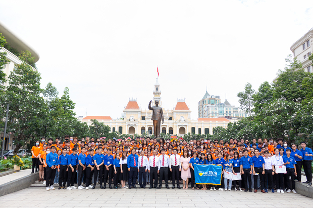 Đoàn Thanh niên HUTECH dâng hương, dâng hoa kỷ niệm 132 năm ngày sinh Chủ tịch Hồ Chí Minh 24