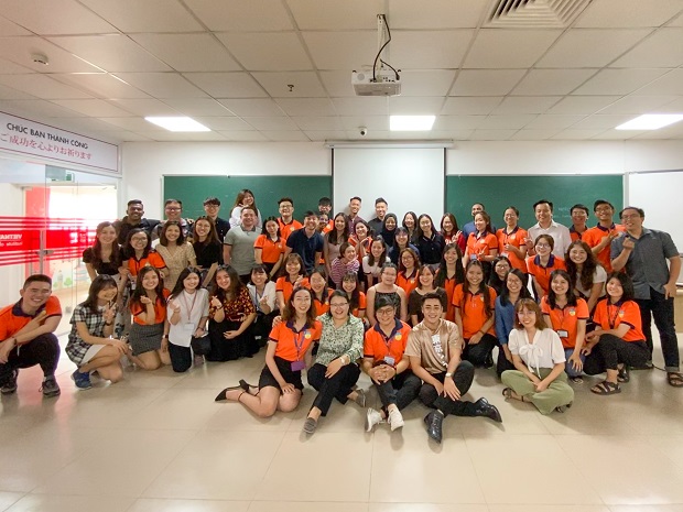 Sinh viên Singapore trải nghiệm văn hóa Việt Nam tại HUTECH 10