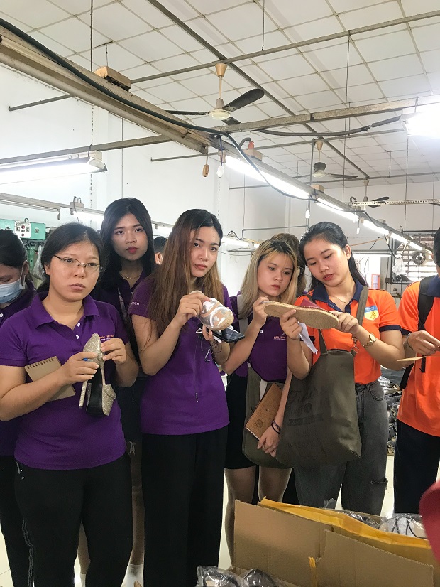 ​Sinh viên ngành Công nghệ dệt may tham quan thực tế tại Công ty giày Mai Thị 26