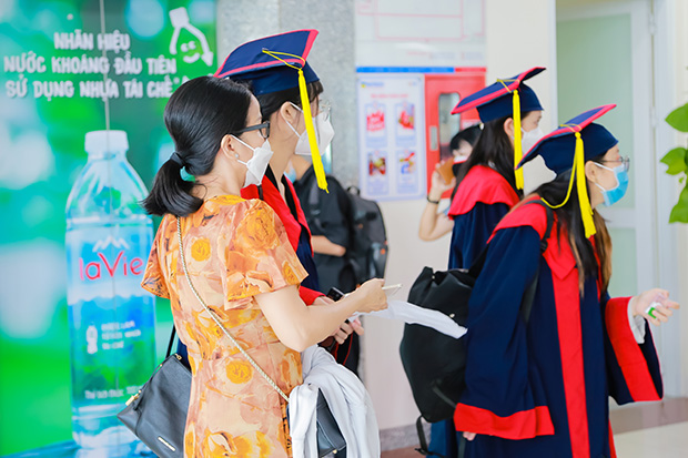 Các Tân Thạc sĩ, Cử nhân, Kỹ sư, Kiến trúc sư, Dược sĩ HUTECH rộn ràng tốt nghiệp 160