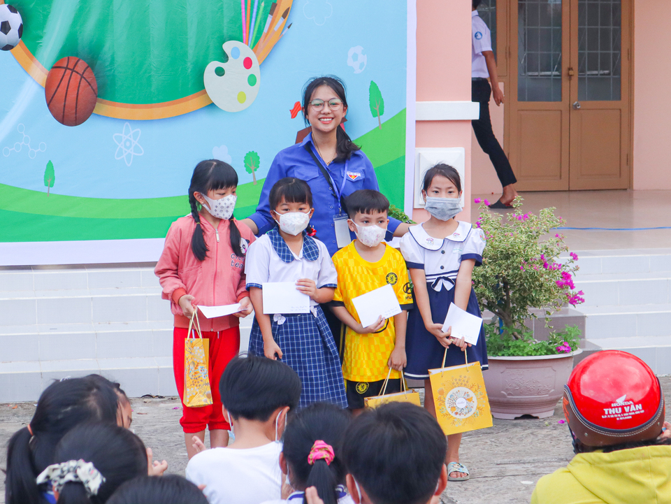 Nhật ký thiện nguyện “Tiếp bước đến trường” đầy ý nghĩa của sinh viên VJIT tại Tân Dương (Đồng Tháp) 48