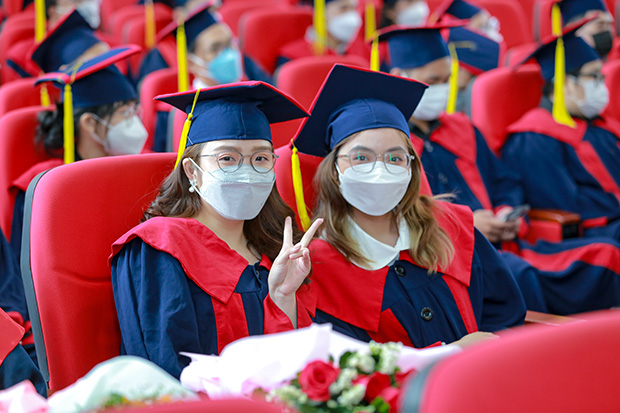 Các Tân Thạc sĩ, Cử nhân, Kỹ sư, Kiến trúc sư, Dược sĩ HUTECH rộn ràng tốt nghiệp 183