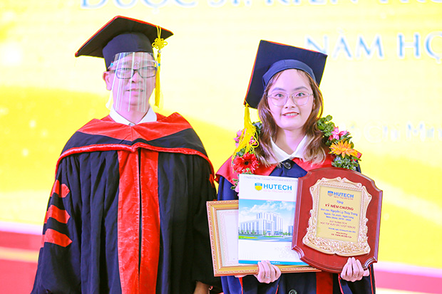 Các Tân Thạc sĩ, Cử nhân, Kỹ sư, Kiến trúc sư, Dược sĩ HUTECH rộn ràng tốt nghiệp 122