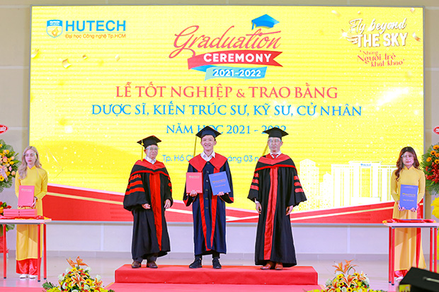 Các Tân Thạc sĩ, Cử nhân, Kỹ sư, Kiến trúc sư, Dược sĩ HUTECH rộn ràng tốt nghiệp 130