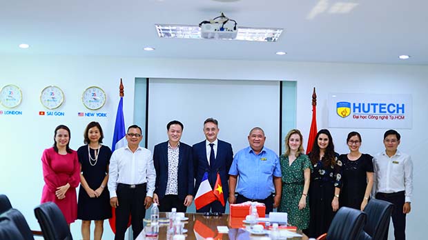 HUTECH welcomed and worked with the representatives of the French Embassy in Vietnam 31