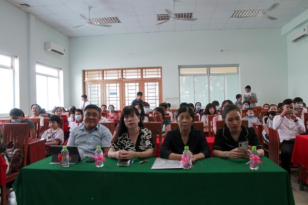 The Communist Party Cell No. 14 of HUTECH presents "Relay to school" donations to the local community and organizes a moot court 25