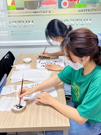 Sinh viên HUTECH khám phá nét đẹp văn hóa Nhật Bản qua cuộc thi Viết thư pháp “Ước nguyện ngày Xuân” 43